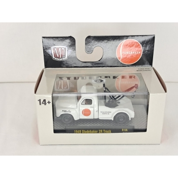 M2 Machines 1:64 Studebaker 2R Tow Truck 1949 white